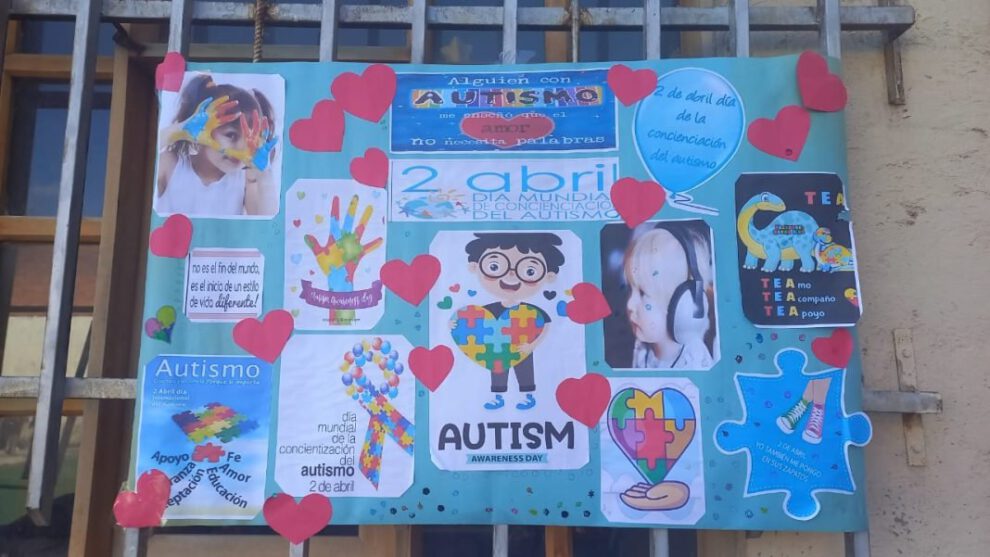Material elaborado por estudiantes para concienciar la condición del autismo
