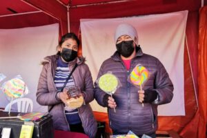 Integrantes de la Fedemype muestran sus productos en el Día del Niño