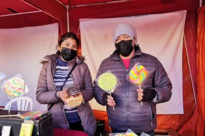 Integrantes de la Fedemype muestran sus productos en el Día del Niño