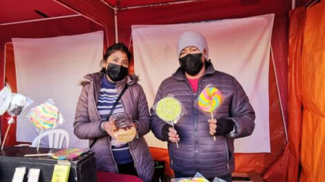 Integrantes de la Fedemype muestran sus productos en el Día del Niño