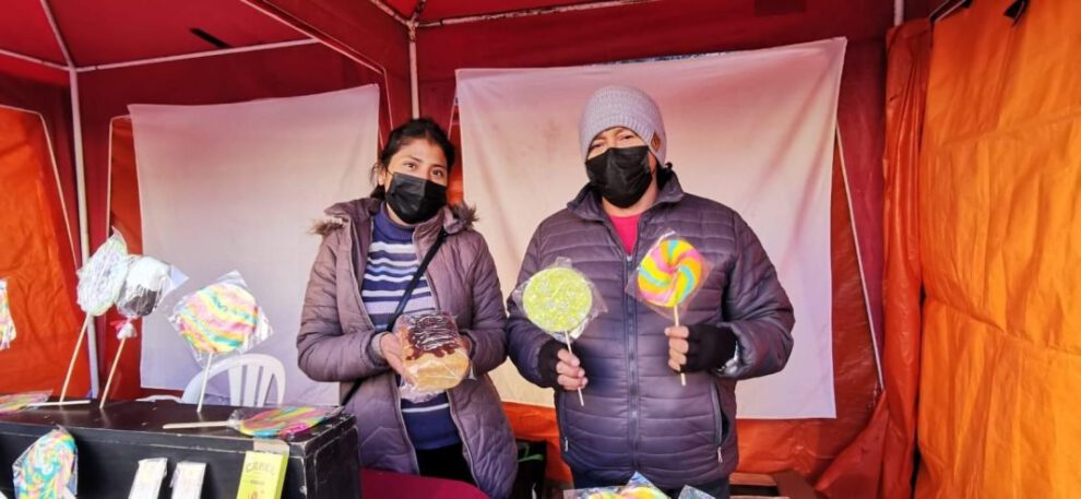 Integrantes de la Fedemype muestran sus productos en el Día del Niño