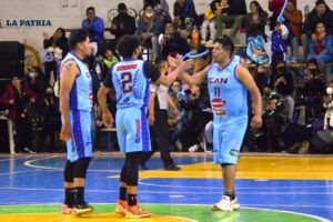Festejo de los integrantes de CAN tras el triunfo ante Leones en la Libobásquet
