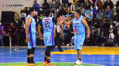 Festejo de los integrantes de CAN tras el triunfo ante Leones en la Libobásquet