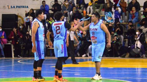 Festejo de los integrantes de CAN tras el triunfo ante Leones en la Libobásquet