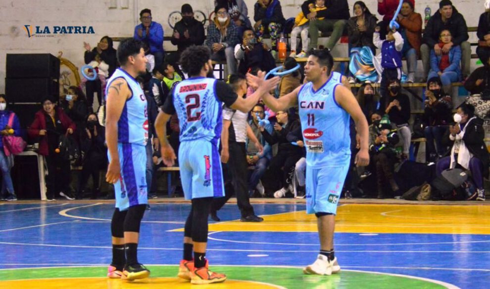 Festejo de los integrantes de CAN tras el triunfo ante Leones en la Libobásquet