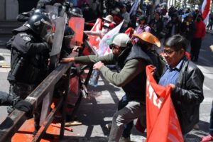 Enfrentamiento entre policías y maestros en el centro paceño