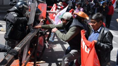Enfrentamiento entre policías y maestros en el centro paceño