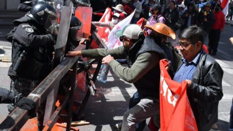 Enfrentamiento entre policías y maestros en el centro paceño