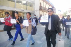 Periodistas manifestando en las calles de Oruro sobre la Ley 305
