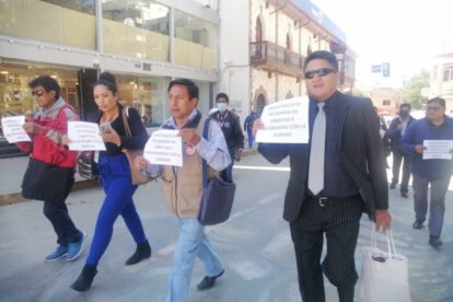 Periodistas manifestando en las calles de Oruro sobre la Ley 305