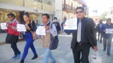 Periodistas manifestando en las calles de Oruro sobre la Ley 305