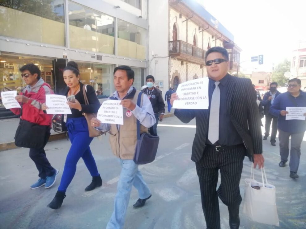 Periodistas manifestando en las calles de Oruro sobre la Ley 305
