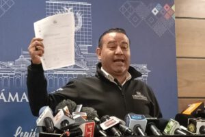 Diputado del MAS Anyelo Céspedes Miranda en conferencia de prensa