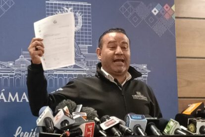 Diputado del MAS Anyelo Céspedes Miranda en conferencia de prensa