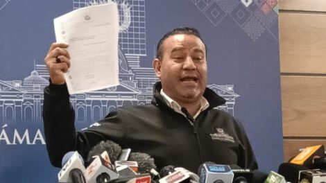 Diputado del MAS Anyelo Céspedes Miranda en conferencia de prensa