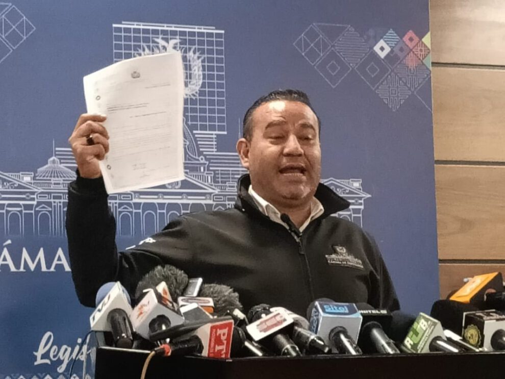 Diputado del MAS Anyelo Céspedes Miranda en conferencia de prensa