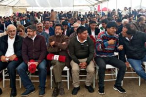Evo Morales y Carlos Mesa se saludan en el aniversario de Always Ready