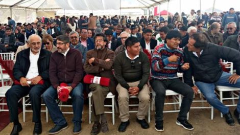 Evo Morales y Carlos Mesa se saludan en el aniversario de Always Ready