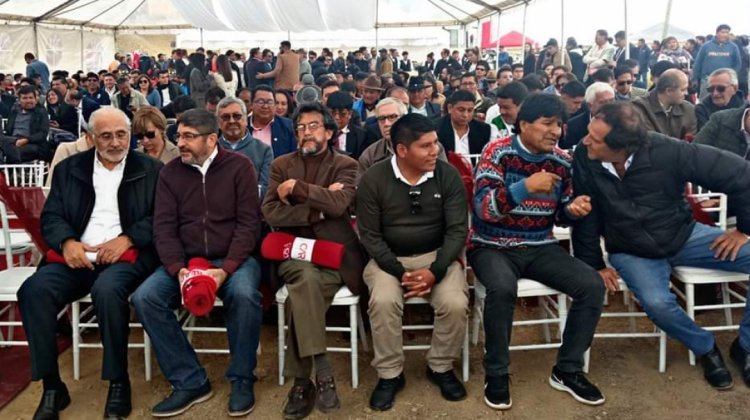 Evo Morales y Carlos Mesa se saludan en el aniversario de Always Ready