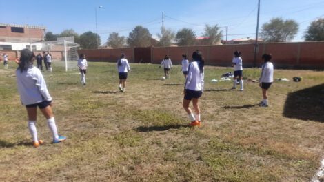 Niñas deportistas demostraron su habilidad futbolística