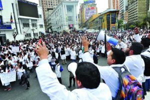 Médicos marchan contra proyectos de ley 280 y 305