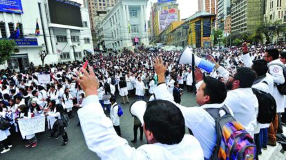 Médicos marchan contra proyectos de ley 280 y 305