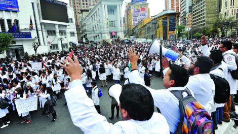 Médicos marchan contra proyectos de ley 280 y 305