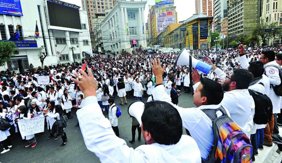 Médicos marchan contra proyectos de ley 280 y 305