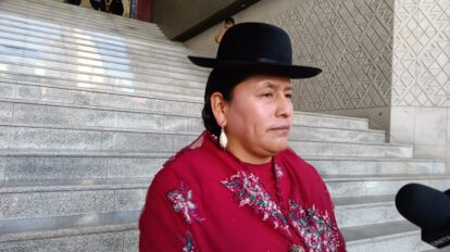 La senadora Virginia Velasco cuestiona a sus colegas sobre la falta de normas en el legislativo