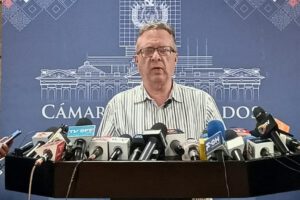 El diputado Carlos Alarcón discute sobre elecciones judiciales