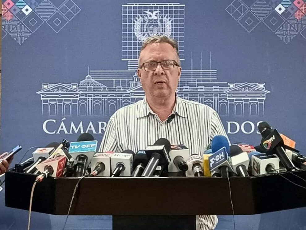 El diputado Carlos Alarcón discute sobre elecciones judiciales