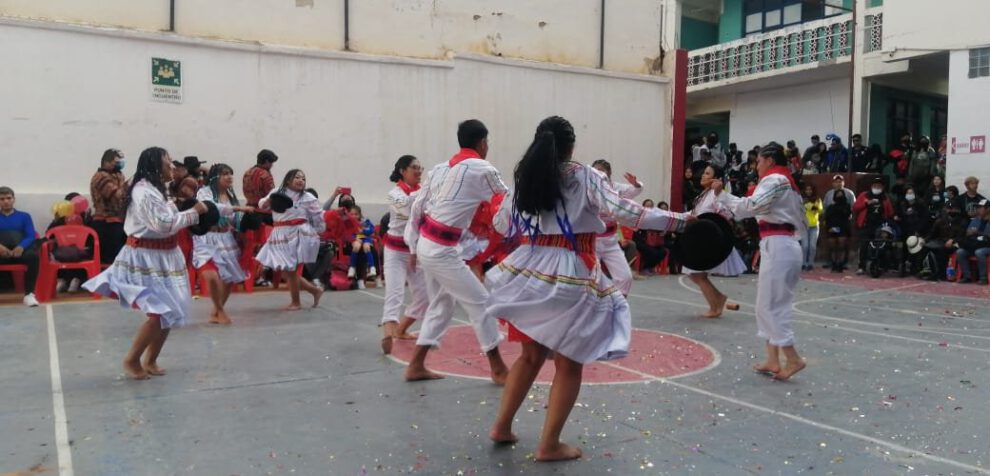 Festival de danzas folklóricas en la Unior