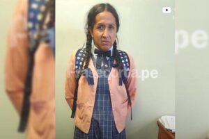 Detienen a sujeto vestido de mujer en baño de colegio femenino de Huancayo