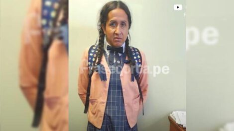 Detienen a sujeto vestido de mujer en baño de colegio femenino de Huancayo