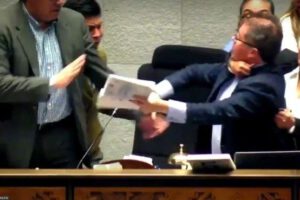 Disputa entre legisladores sobre la Ley del Oro