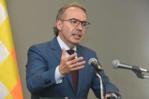 Gobierno culpa a la derecha por dañar la economía