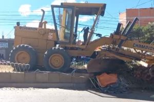 Trabajadora de áreas verdes fallece tras ser atropellada por una motoniveladora en Sucre