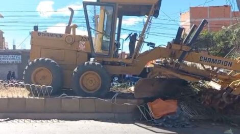 Trabajadora de áreas verdes fallece tras ser atropellada por una motoniveladora en Sucre
