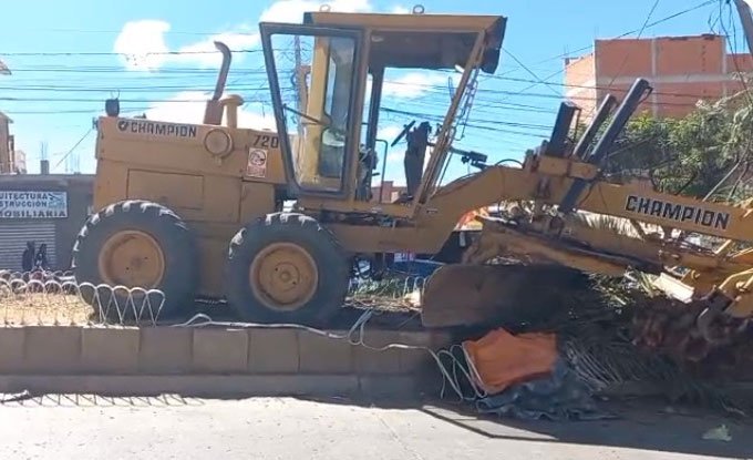 Trabajadora de áreas verdes fallece tras ser atropellada por una motoniveladora en Sucre