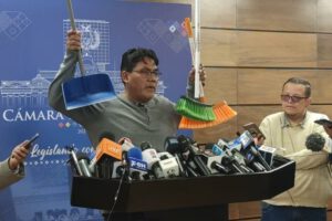 Diputado Héctor Arce entrega escobas para barrer a traidores en la Ley del Oro
