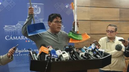 Diputado Héctor Arce entrega escobas para barrer a traidores en la Ley del Oro