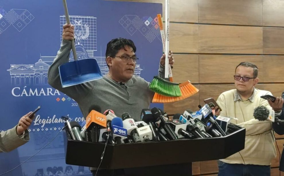 Diputado Héctor Arce entrega escobas para barrer a traidores en la Ley del Oro