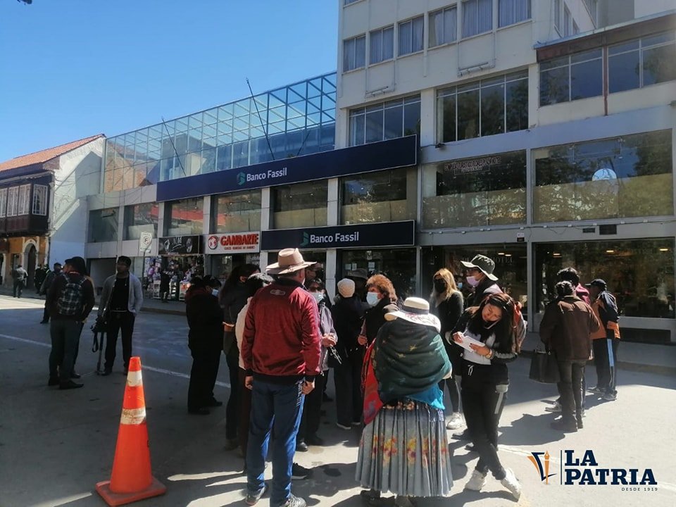 Usuarios se encuentran a la espera de actualizaciones sobre la situación del Banco Fassil