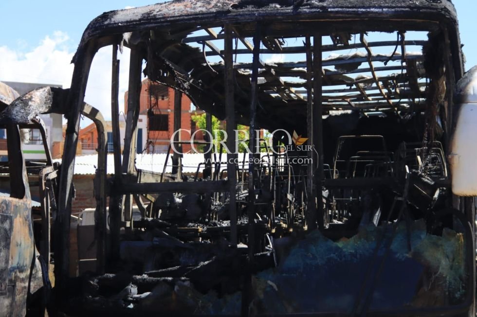 Incendio en taller de chapa y pintura en Sucre
