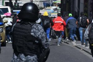 Maestros y policías en La Paz durante protestas