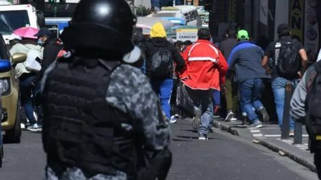 Maestros y policías en La Paz durante protestas
