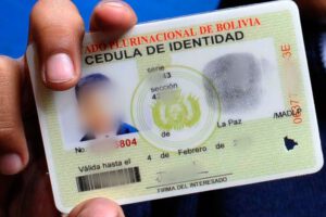 Nuevo diseño de cédula de identidad con la Wiphala, el Patujú y la Kantuta