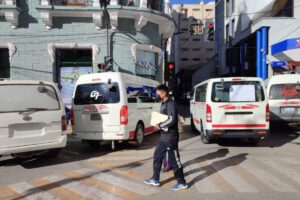 Línea de minibuses rojos 105 levanta bloqueo tras llegar a un acuerdo sobre su ruta