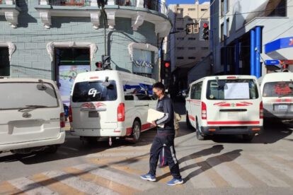 Línea de minibuses rojos 105 levanta bloqueo tras llegar a un acuerdo sobre su ruta