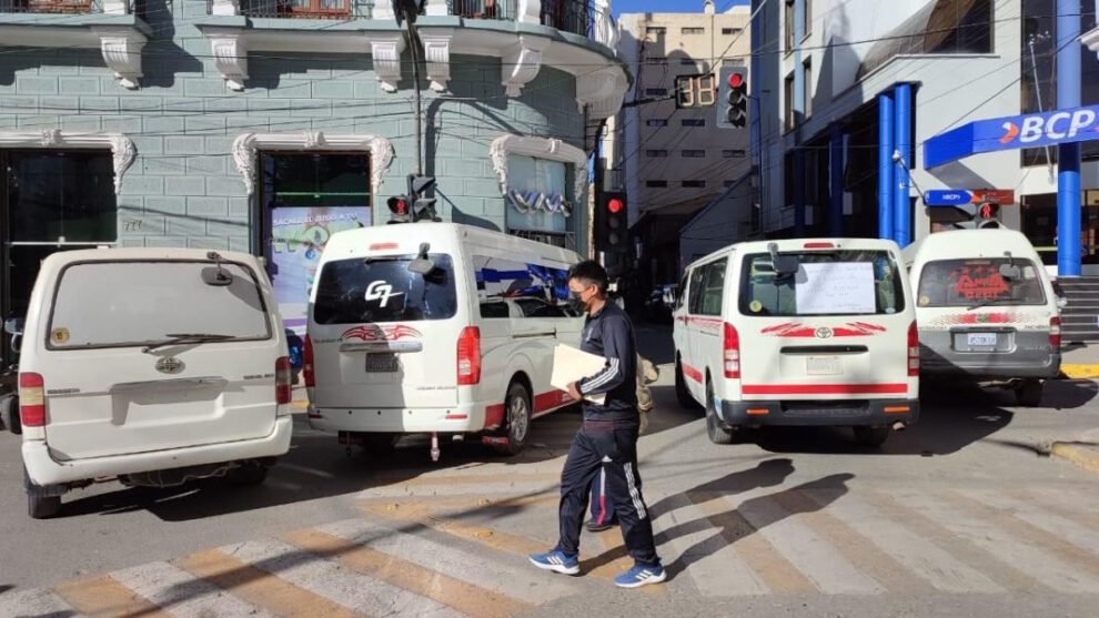 Línea de minibuses rojos 105 levanta bloqueo tras llegar a un acuerdo sobre su ruta